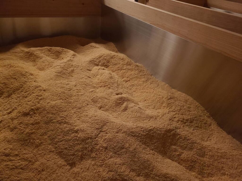さらさらでふかふかに仕上がった酵素風呂の浴床
